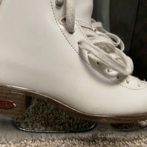 Size 2 Riddell ice-skating skates barely worn